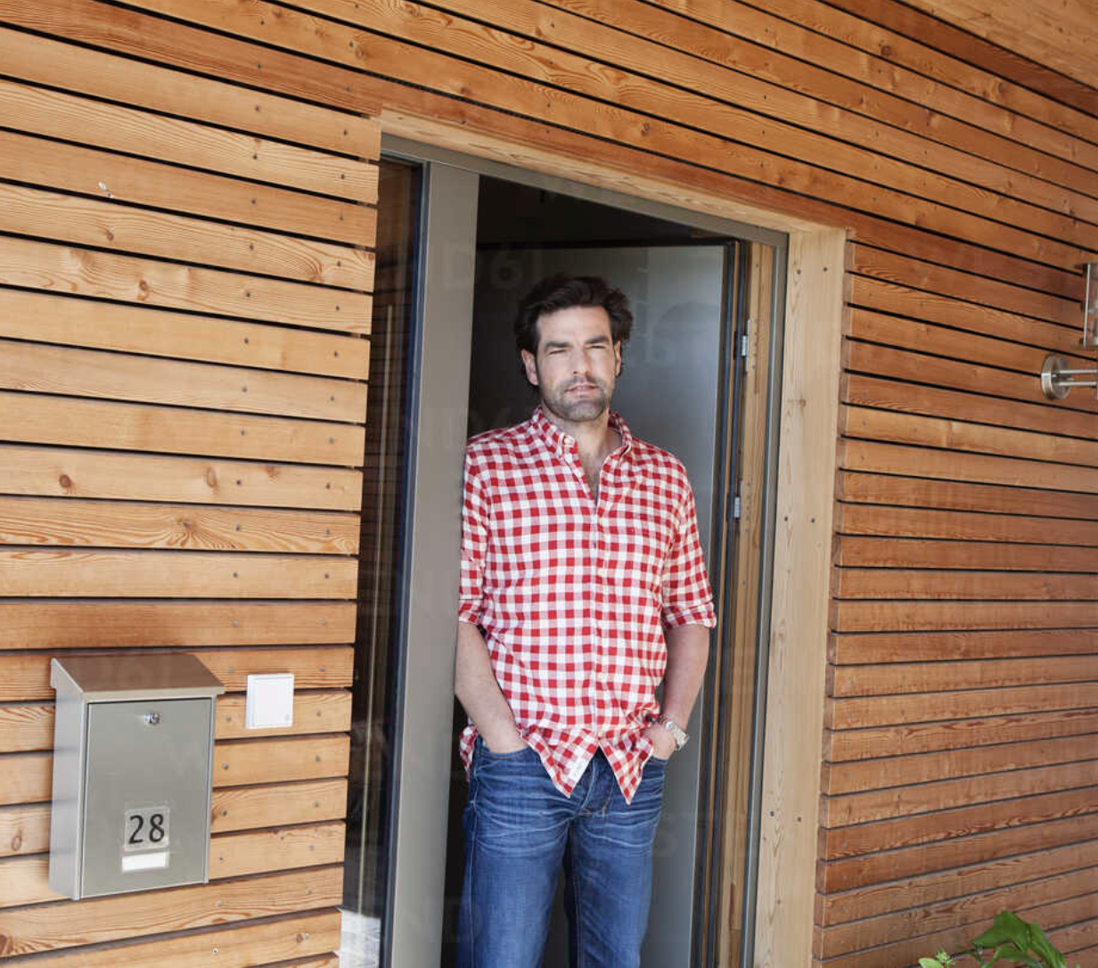 Kunde zufrieden mit Fließestrich und Vinyl verlegen Projekt